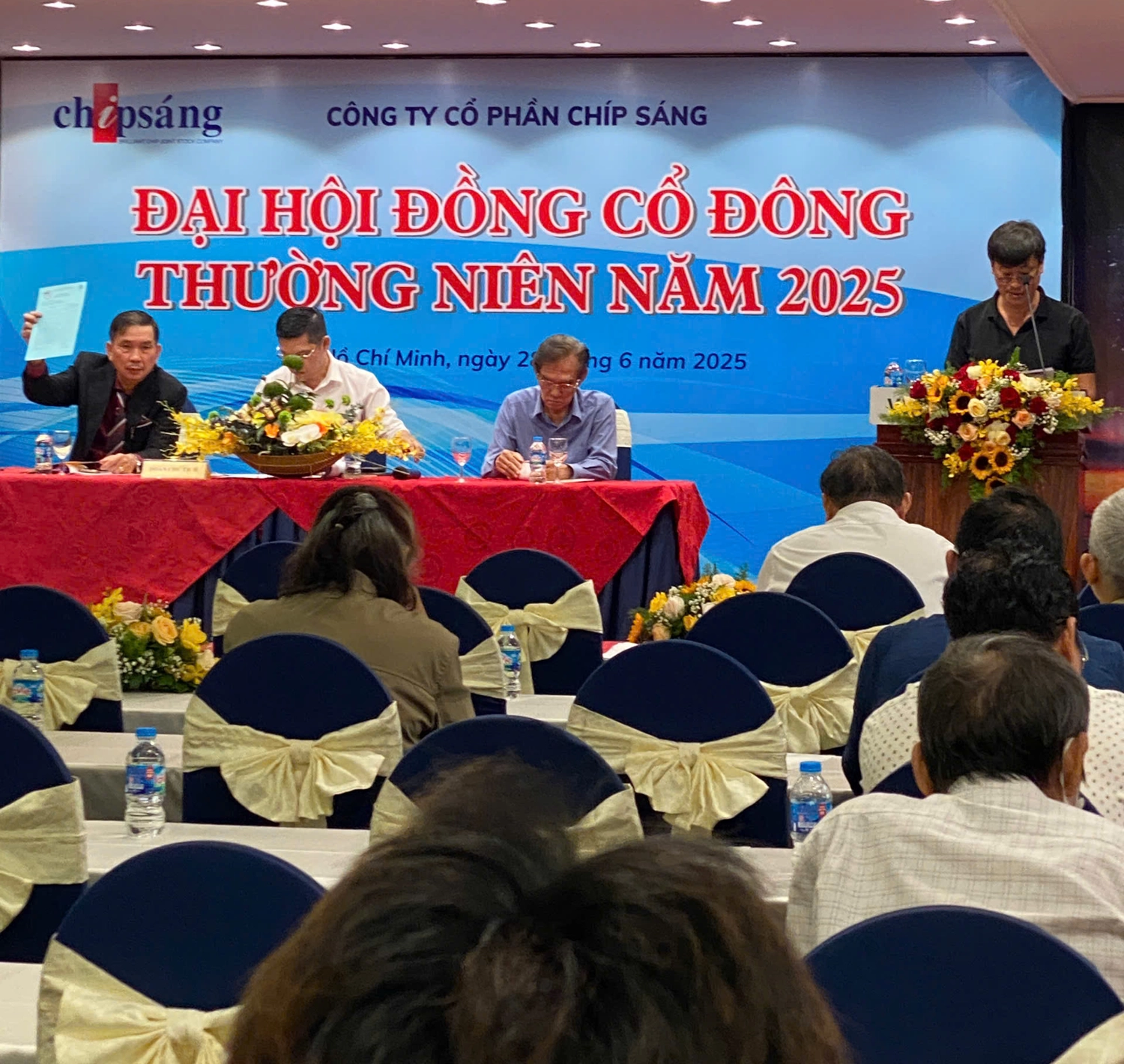 ông Ngô Quốc Hùng biểu quyết các nội dung đã trình đại hội